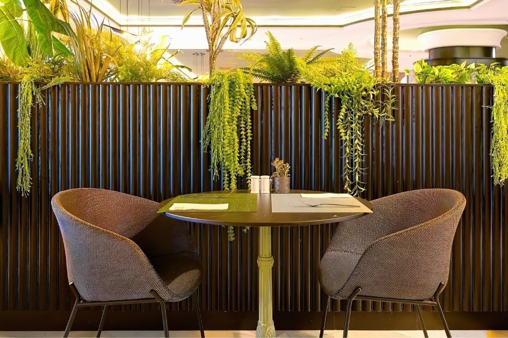 un buffet avec des plats de spaghettis et de macaronis