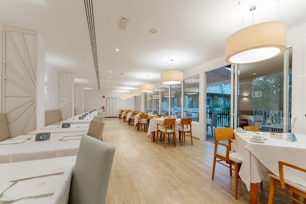 un buffet avec des plats de spaghettis et de macaronis