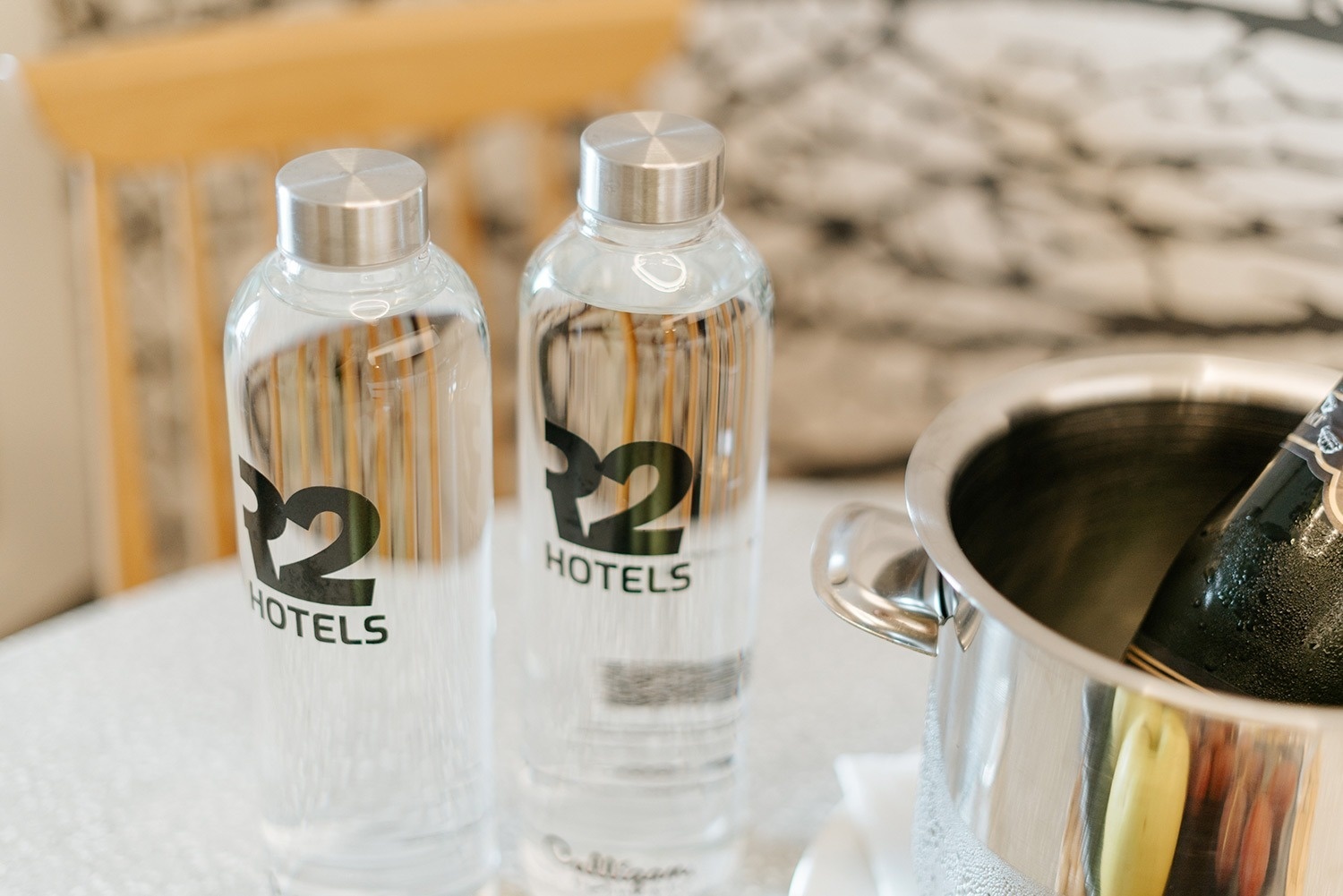 kobieta siedzi przy stole jedząc posiłek