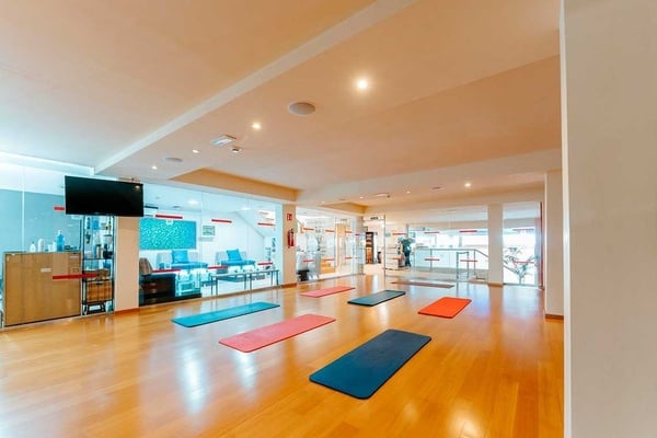 ein Konferenzraum voller Tische und Stühle