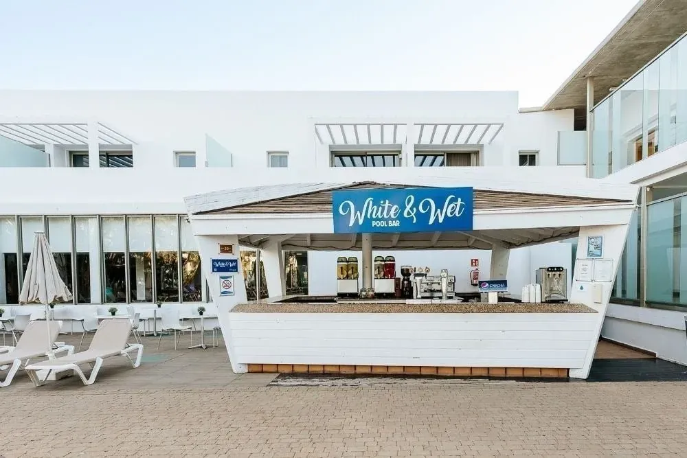 R2 Hoteles: Corporativa, Pool Bar "White & Wet" junto a piscina.