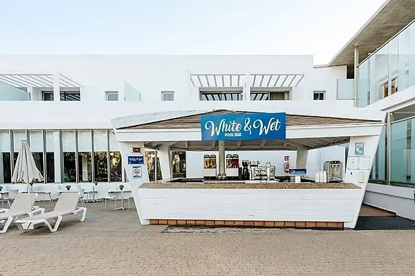 R2 Hoteles: Bar piscine 'White & Wet' con tumbonas.