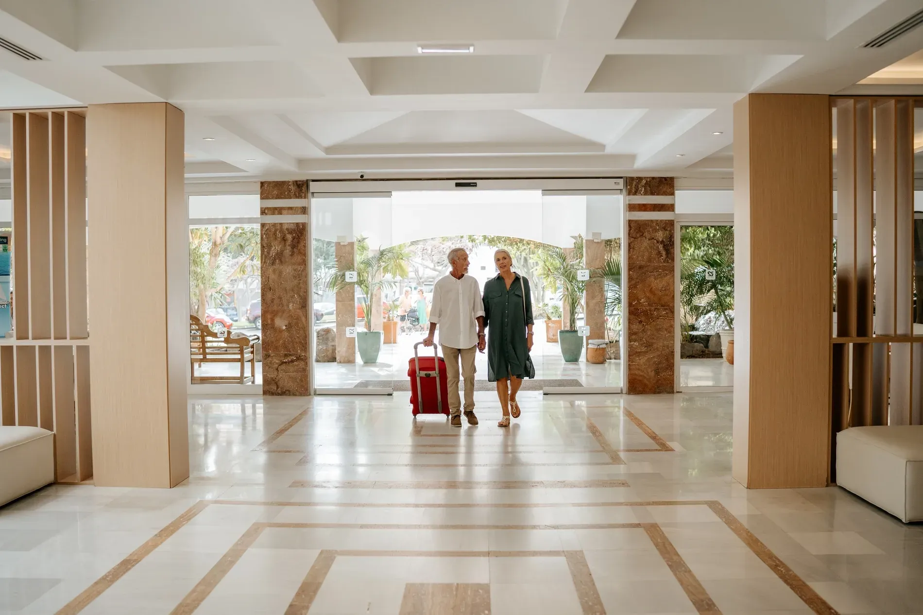 Pareja disfrutando con Ofertas | R2 Hotels & Residences | Web Oficial