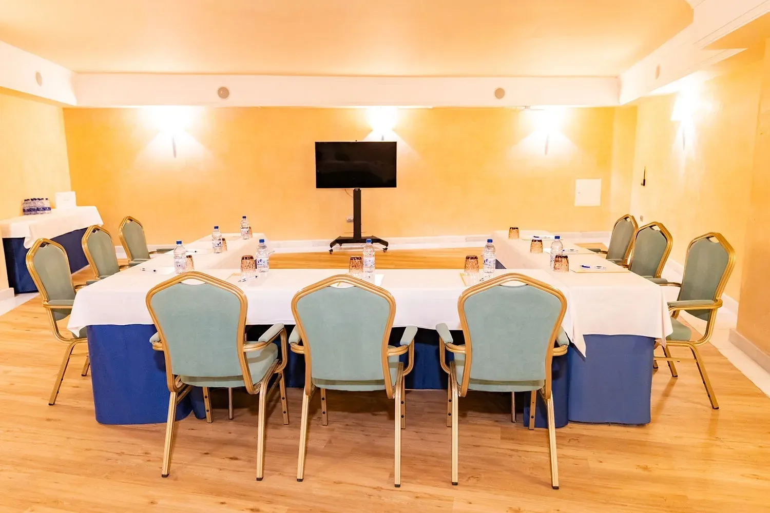 R2 Hotels: Konferenzraum mit Tischen und Stühlen für Firmenevents.