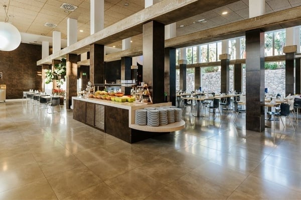 bufet z daniami ze spaghetti i makaronu