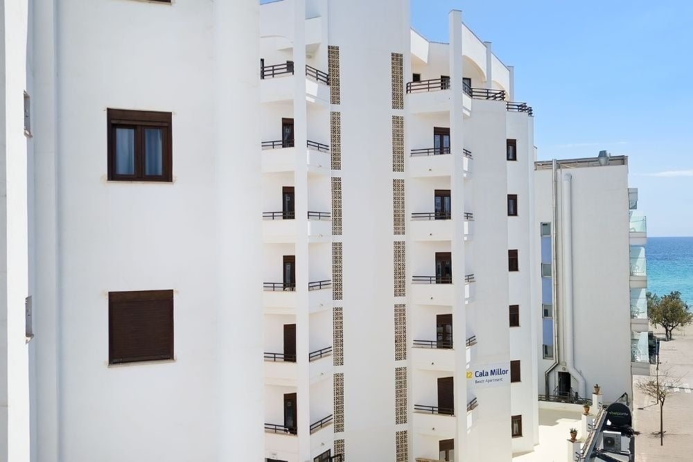 R2 Cala Millor Beach Apartments | R2 Hotels & Residences: façade moderne avec vue mer.