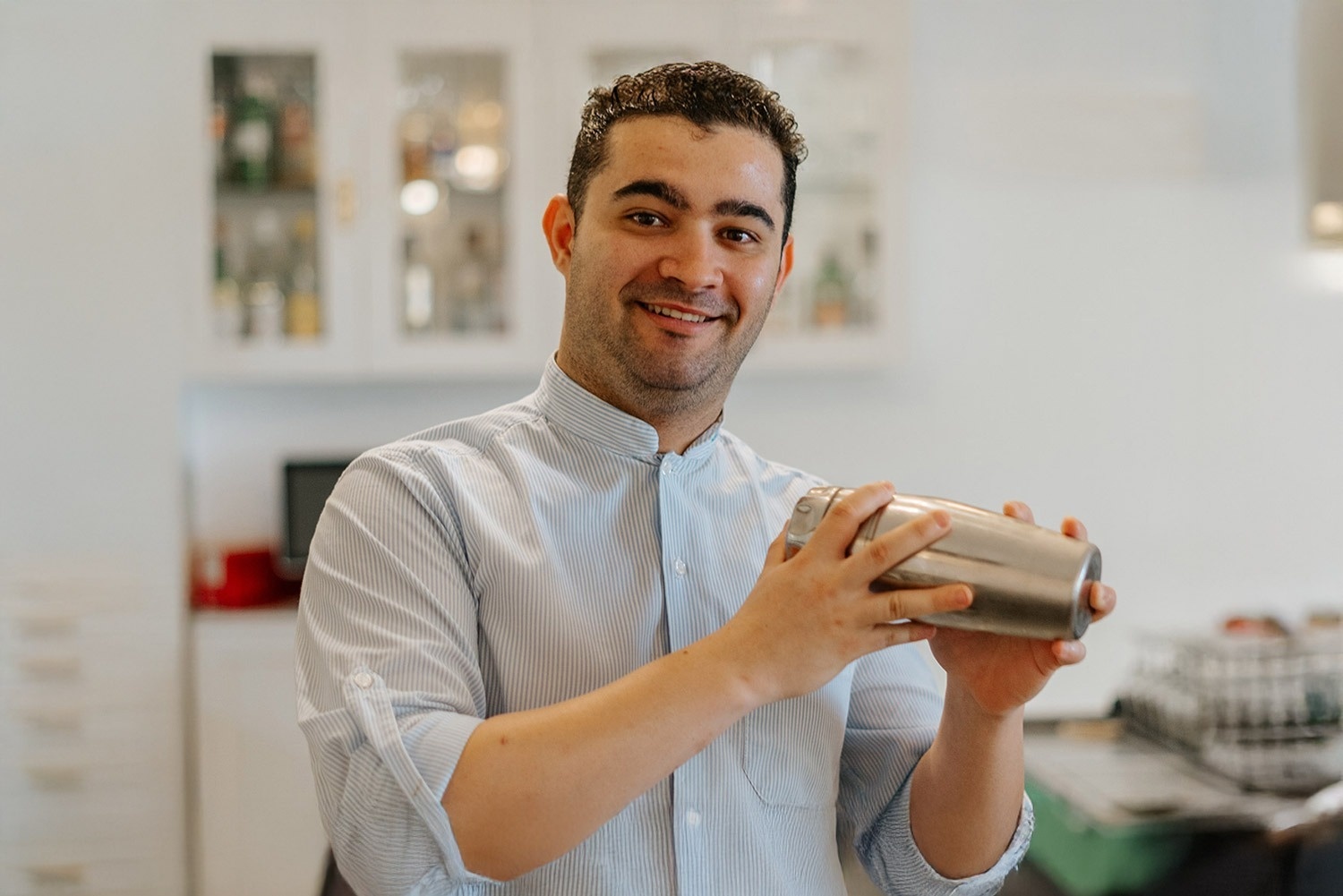 kobieta nurkuje w oceanie i pokazuje znak pokoju