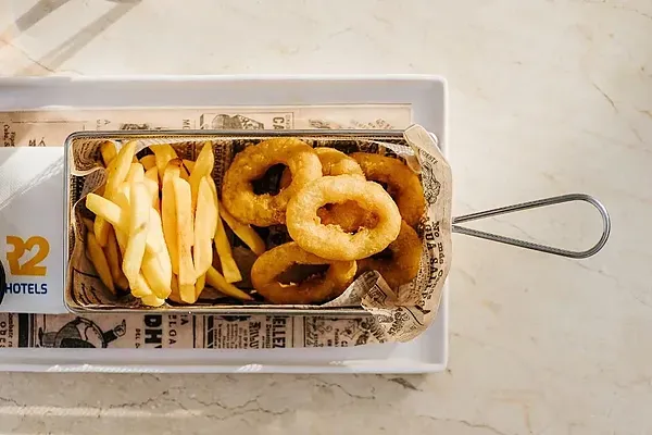 R2 Hotels: Knusprige Pommes und Zwiebelringe, ideal für Ihren Firmenaufenthalt.