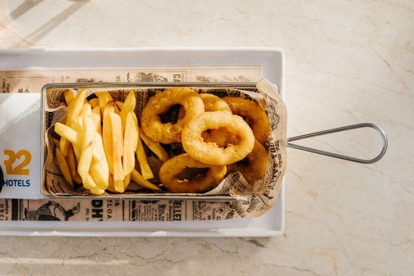 un buffet con platos de espaguetis y macarrones