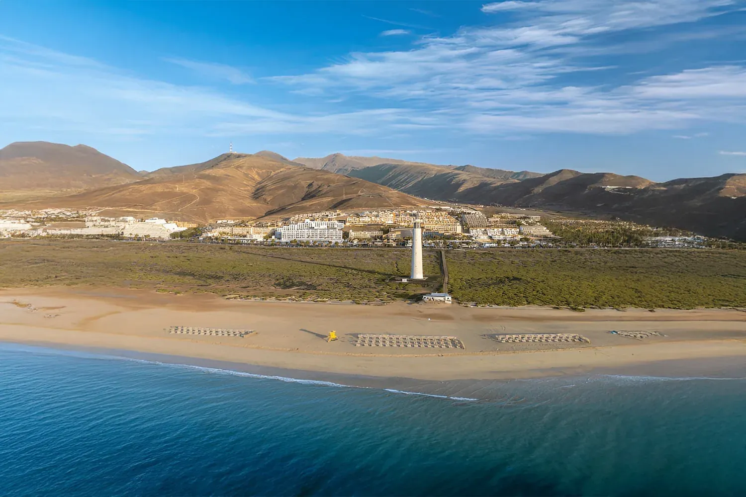 R2 Hoteles: Playa, montañas y faro con vistas espectaculares
