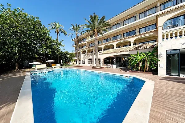 R2 Hoteles: Corporativa. Piscina con bar y tumbonas bajo palmeras.