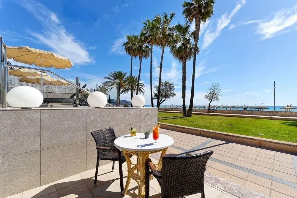 R2 Hoteles: Terraza junto al mar con ambiente tropical