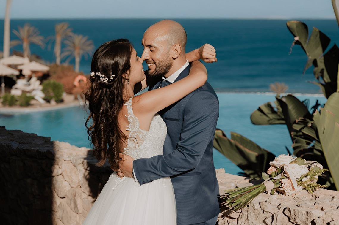 una mesa con platos , copas , cubiertos y flores