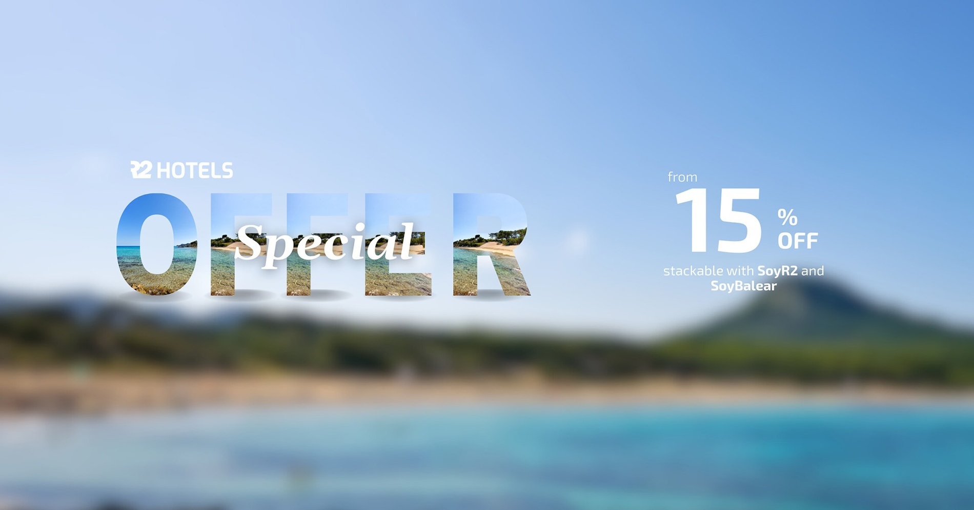 une piscine entourée de chaises et de parasols avec vue sur l'océan