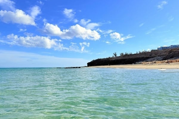 une salle de conférence remplie de tables et de chaises