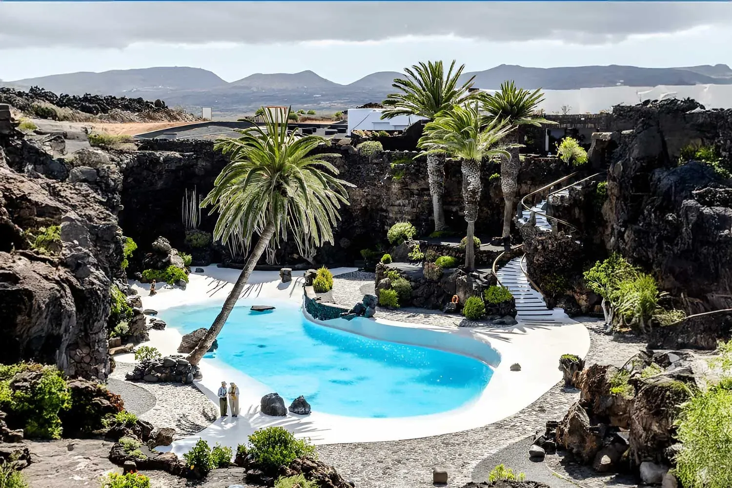 R2 Hotels: Piscina surreale a Lanzarote, un gioiello aziendale.
