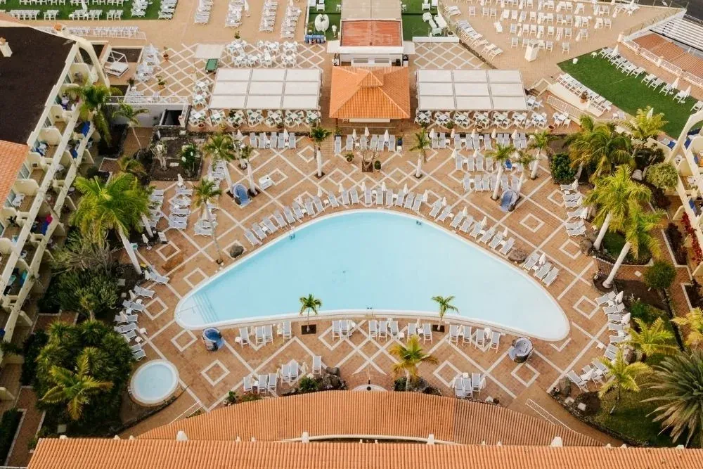 R2 Hoteles: Resort vacacional con piscina y zona lounge.