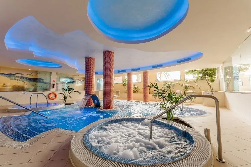 R2 Hoteles: Relajante spa interior con jacuzzi y cascada.