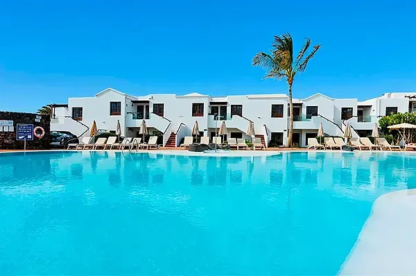 R2 Hoteles: Corporativa. Luxushotel-Pool mit Palmen und Meerblick.