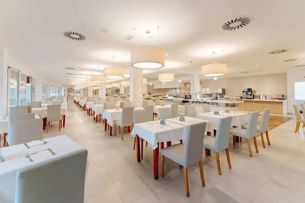 R2 Buganvilla Hotel & Spa: comedor espacioso y moderno con mobiliario elegante