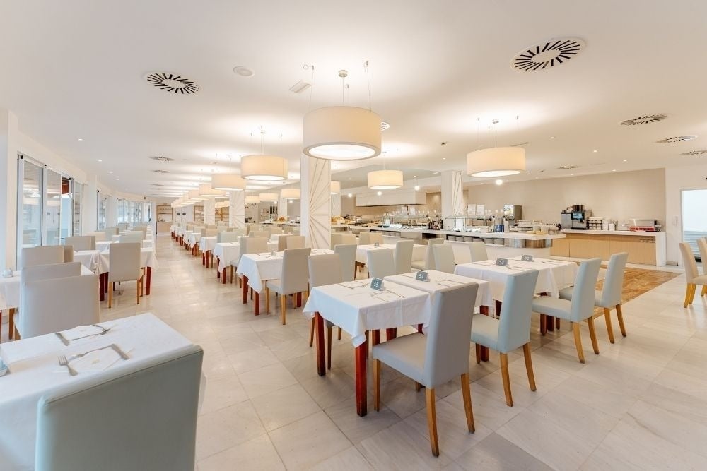 R2 Buganvilla Hotel & Spa: comedor espacioso y moderno con mobiliario elegante