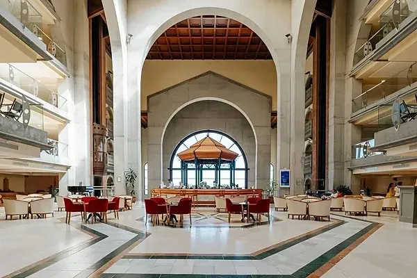Paar genießt Cocktails bei R2 Hoteles: Corporativa, Meerblick.