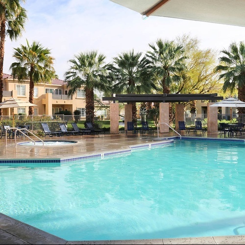 Travel Raintree Corpo: Pool and spa area with palm trees. Enjoy your stay.