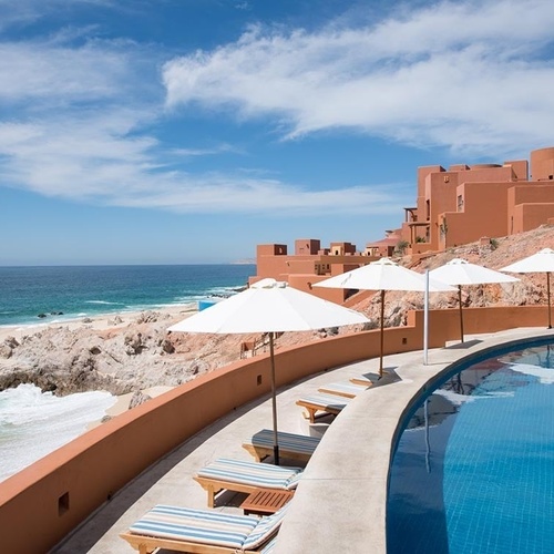 Oceanfront hotel with pool and beach, perfect for Travel Raintree Corpo.