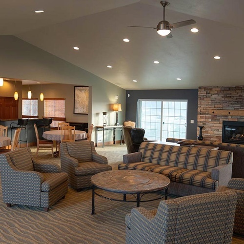 Travel Raintree Corpo: Spacious dining and lounge area with fireplace.