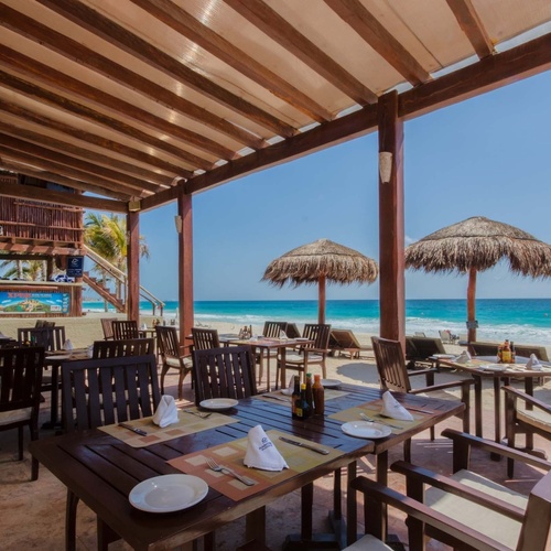 Travel Raintree Corpo beach resort: Outdoor dining area with ocean views.