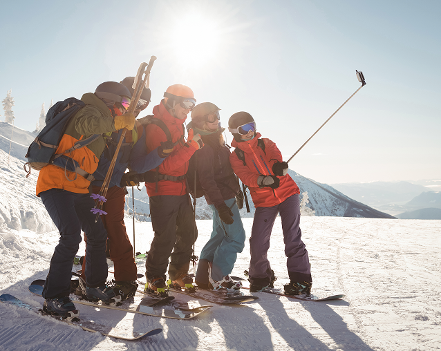 Viajeros de Travel Raintree Corpo disfrutan selfie en la nieve.