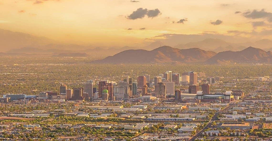 Paisaje urbano de Phoenix con Travel Raintree Corpo. Viaja con estilo.