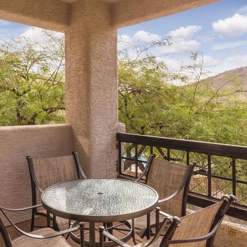 Balcony with table and chairs for Travel Raintree Corpo. Nature views.