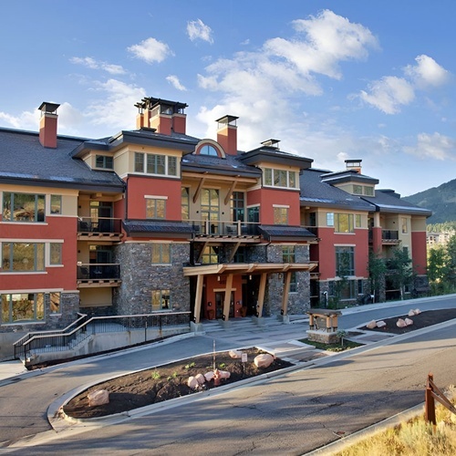 Travel Raintree Corpo: Modern building with mountain views