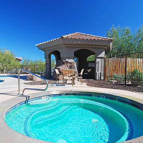 Travel Raintree Corpo: Relax in the outdoor spa next to the pool.