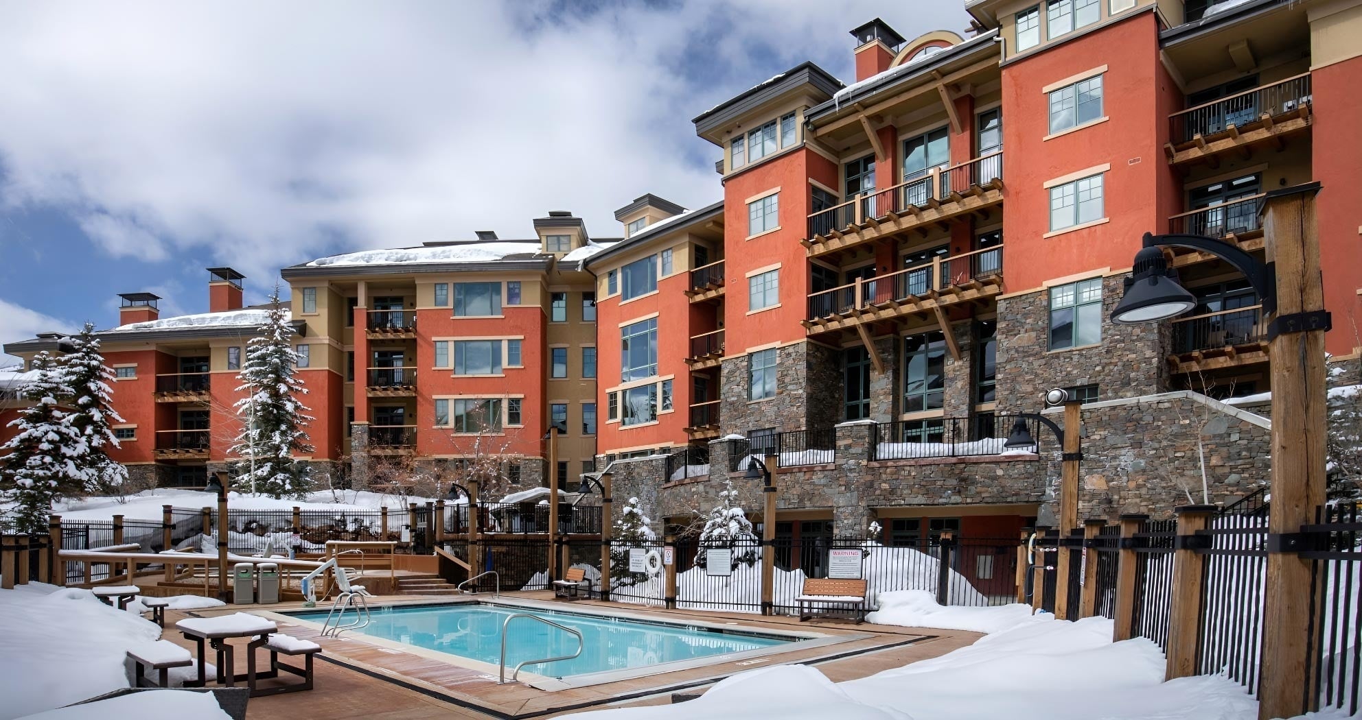 Travel Raintree Corpo: outdoor heated pool surrounded by snow and buildings.