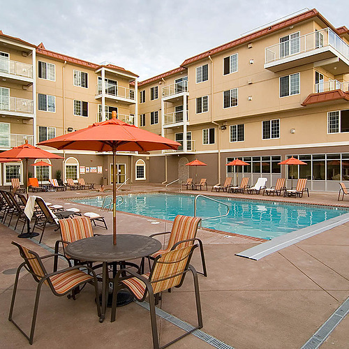 Relax by the pool at Travel Raintree Corpo hotel. Ideal for your next corporate travel.