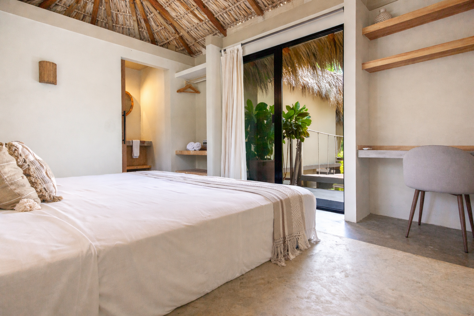 una habitación con dos camas y una ventana