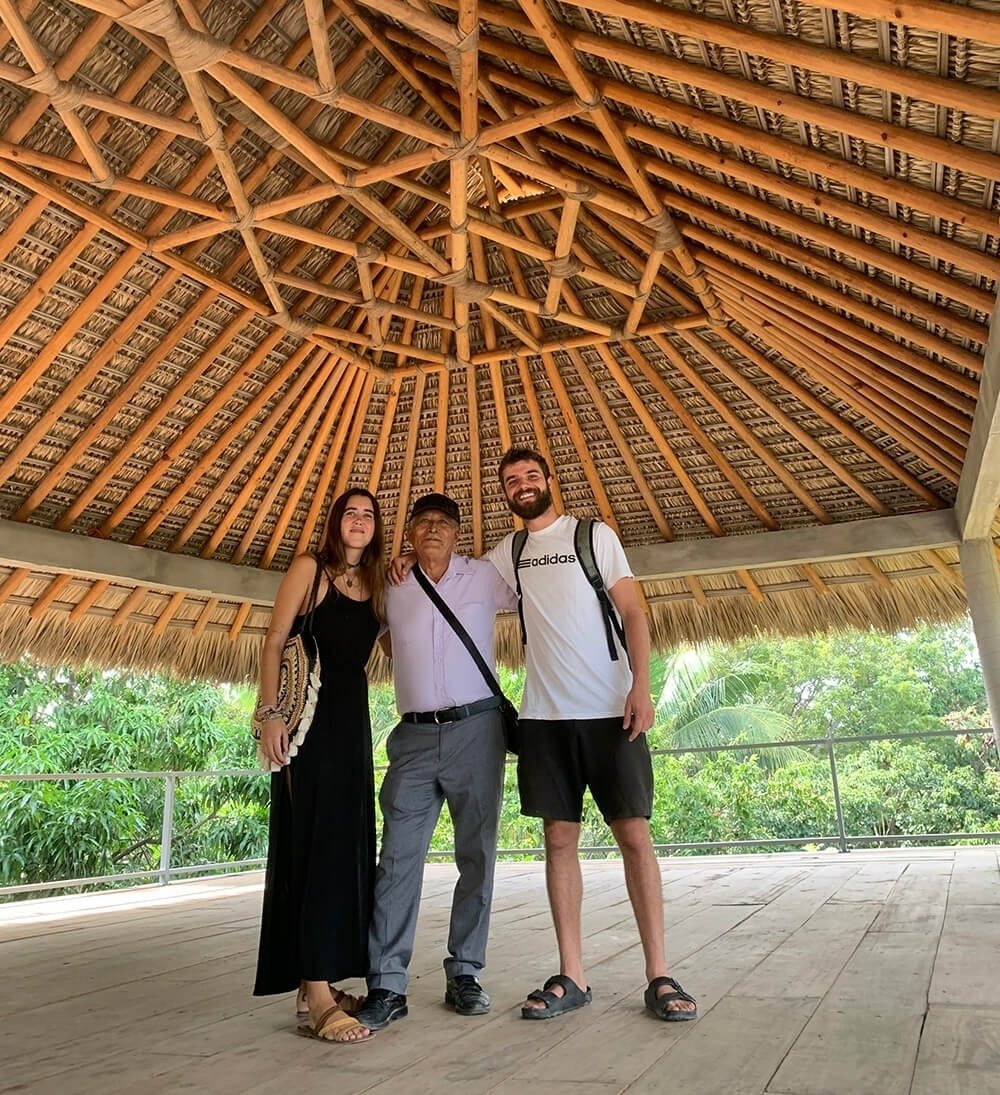 un hombre con una camisa adidas posa para una foto