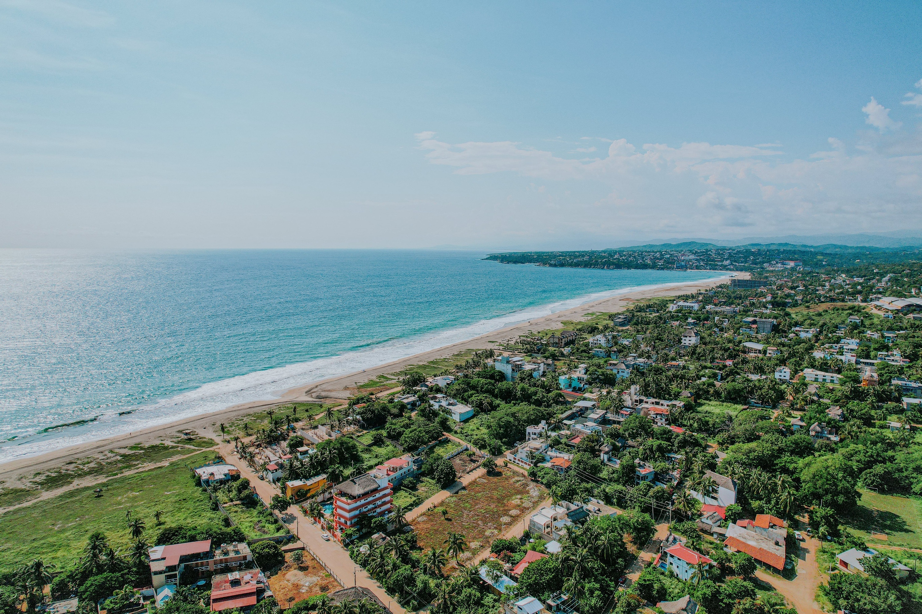 una vista aérea de una playa con muchos edificios y árboles