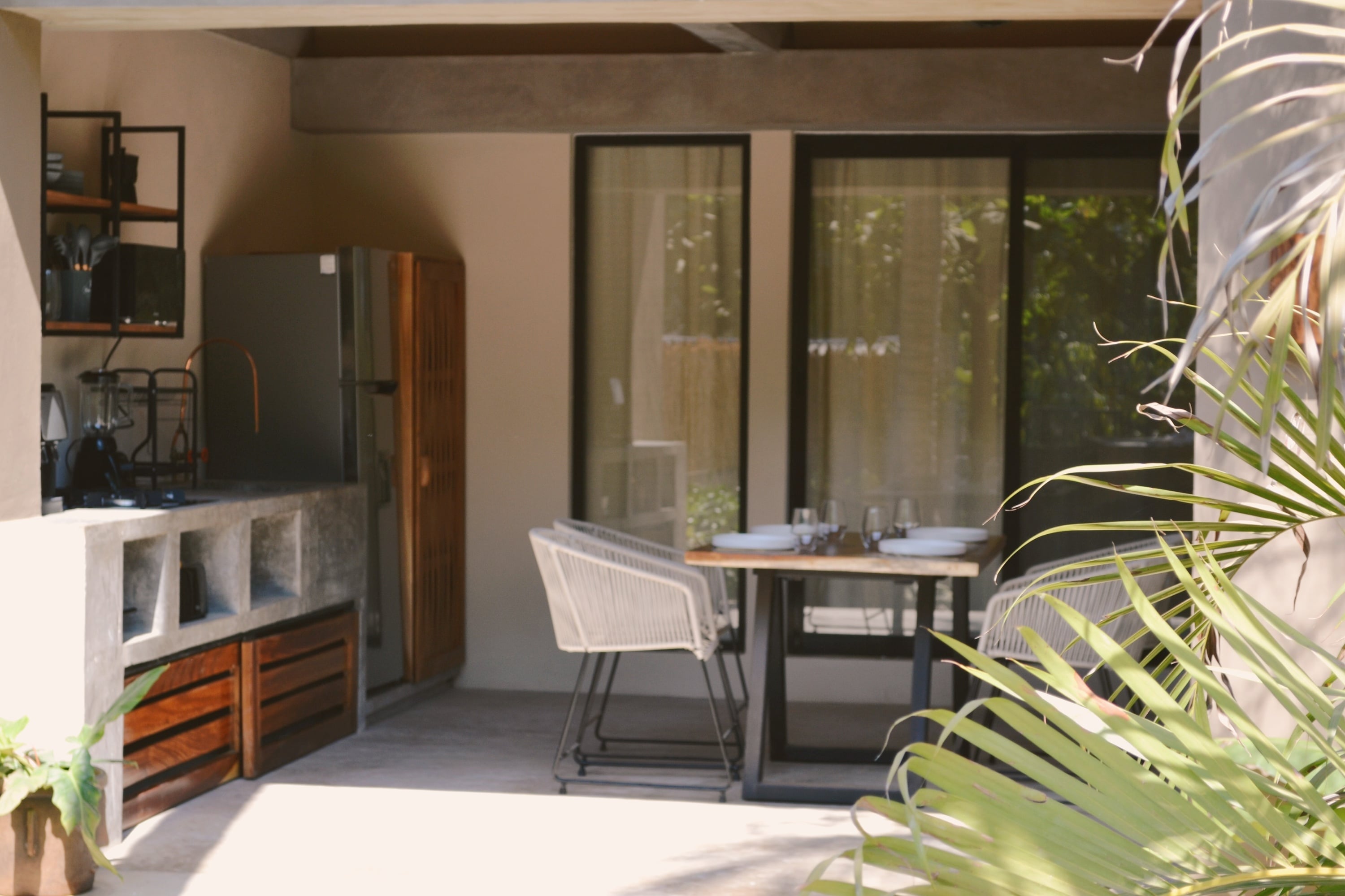 un dormitorio con una cama y una puerta corrediza de madera