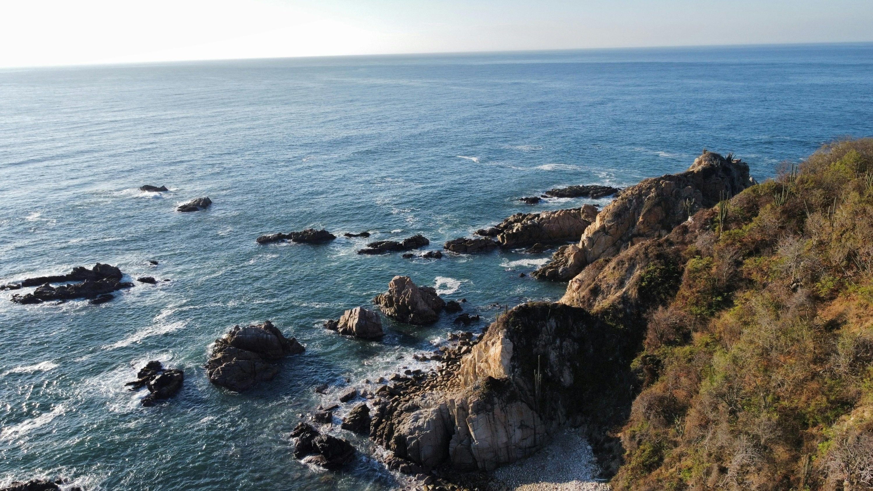 una vista aérea de un acantilado con rocas en el océano