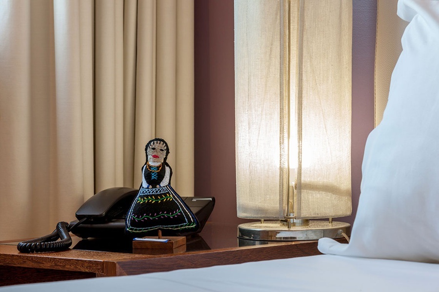 um telefone está sobre uma mesa ao lado de uma lâmpada