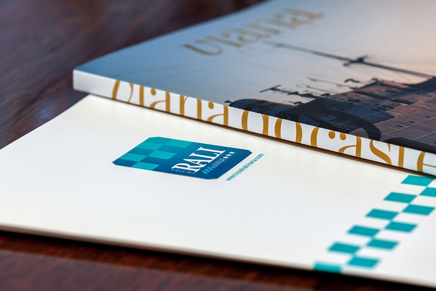 um livro sobre uma mesa com o logotipo de rali