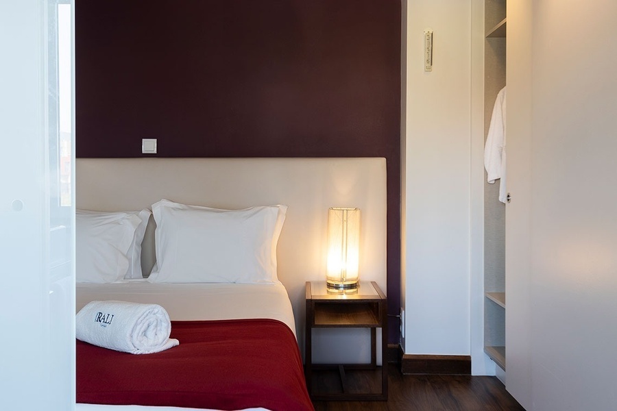 une chambre d' hôtel avec un lit et une table de chevet