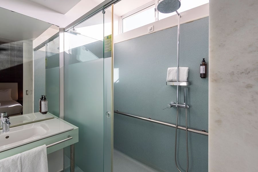 une salle de bain avec un lavabo et une douche