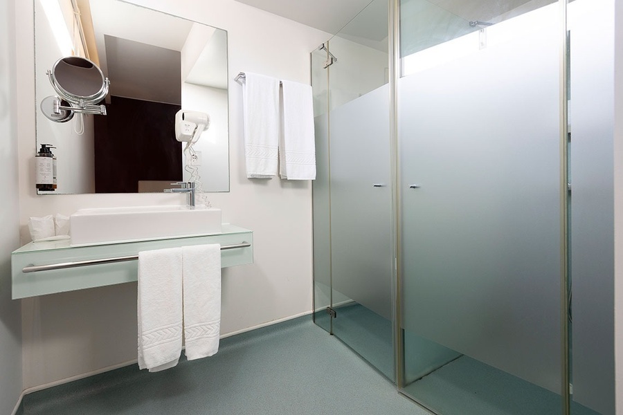 une salle de bain avec un lavabo et un miroir