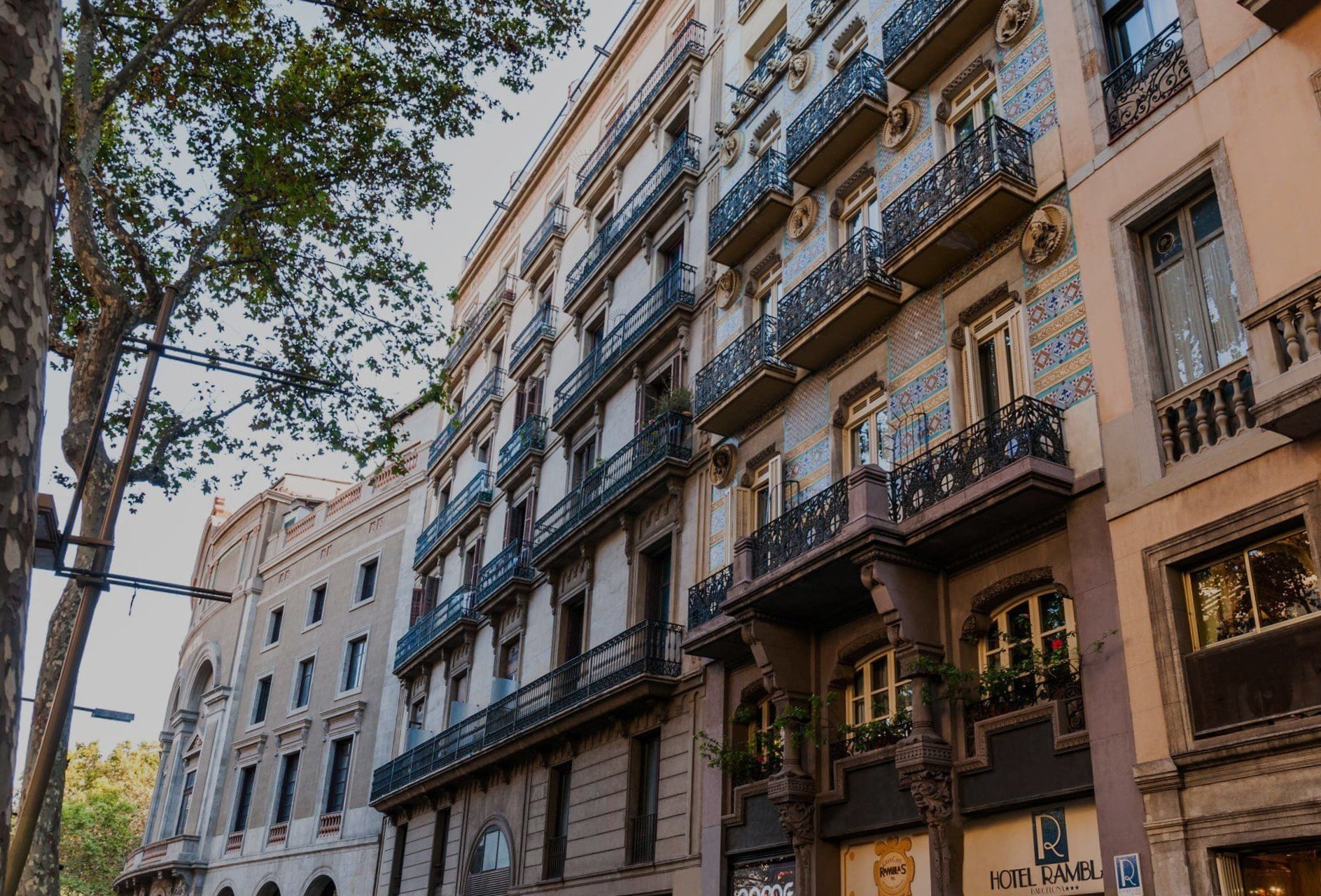 un edificio con balcones y un cartel que dice hotel rachel