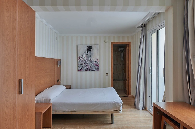 una habitación de hotel con una cama y una televisión