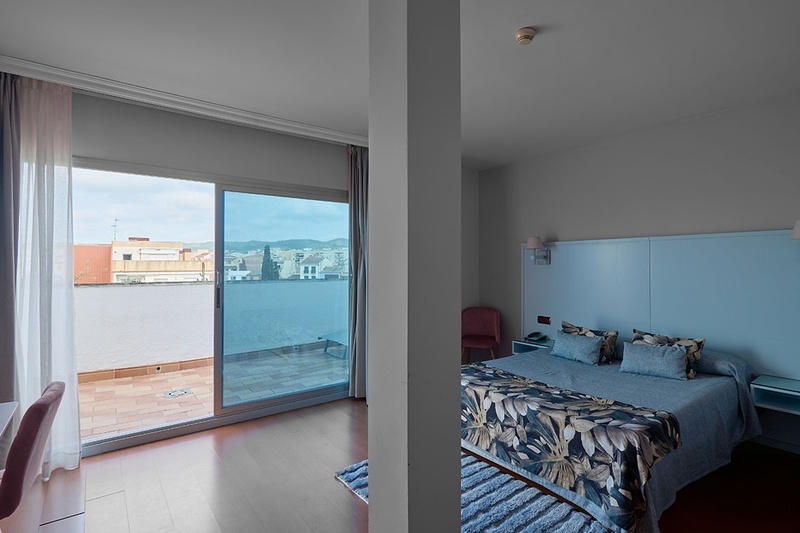 una habitación de hotel con dos camas y una puerta